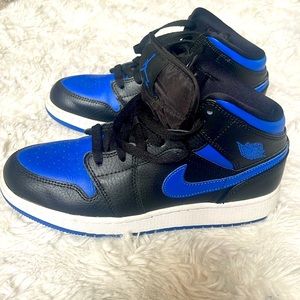 Jordan 1 Mid Royal💙 6.5Y; 8 Women’s
